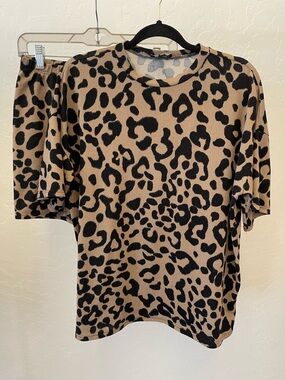 Fashion Nova Tan & Black Leopard Print Short Sleeve Tee